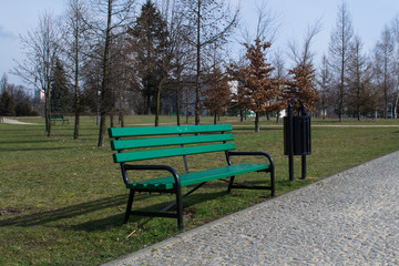 Kosz na śmieci i ławka © Senatorek