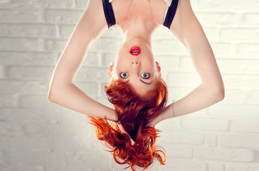 Красивая девушка вниз головой