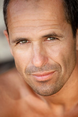 portrait d'homme brun européen de 40 ans