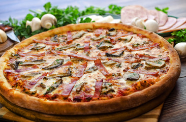 pizza ham and mushrooms