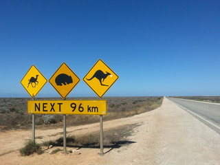 Verkehrsschild Next 96 km im Outback, Australien