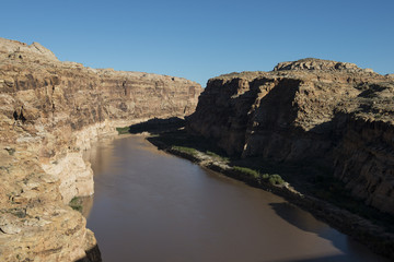 Fototapeta na wymiar Río Colorado cruzando las montañas rocosas de Utah, USA