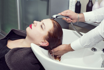 Obraz na płótnie Canvas Hairdresser makes hair woman in a beauty salon