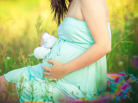 Животик беременной женщины ожидающей рождения ребенка 9 месяцев