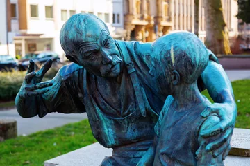 Bronzeskulptur Schmied und Knabe - Überbleibsel des im Krieg zerstörten Moltkedenkmals in Düsseldorf, Deutschland, © Christian Müller