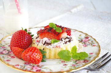 Erdbeersahnetörtchen mit Schokoladenglasur