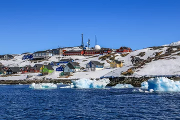 Fotobehang Drijvende ijsbergen langs Nuuk-stad, Inuit-hoofdstad Nuuk, Groenland © vadim.nefedov