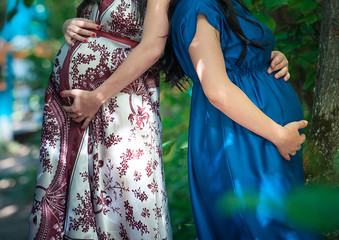 Два животика беременных женщин.