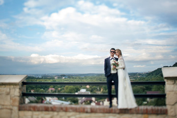 Obraz premium Romantic couple hugging on roof, forest background