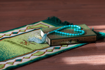 Священная книга коран зеленого цвета, четки