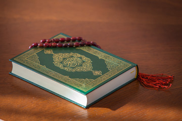 Священная книга коран зеленого цвета, четки