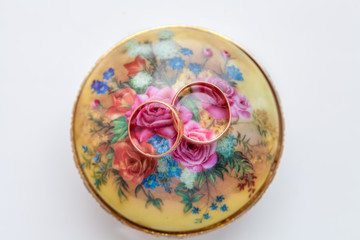 Два золотых обручальных кольца для влюбленных людей