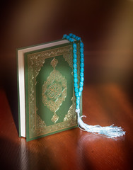 Священная книга коран зеленого цвета, четки