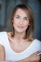 portrait de belle femme blonde europ&eacute;enne