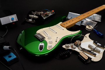 Grüne E-Gitarre in der Gitarrenwerkstatt 
