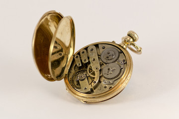 Vintage Pocket Watch 18K Gold

P.Petersen
GENEVE
nº 45589
Remontoir Ancre 
Ligne Droitel 
Spiral isochronel
15 rubis
BALANCIER COMPENSE