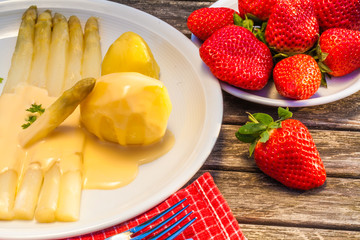 weißer Spargel mit Kartoffeln und Sauce Hollandaise, Erdbeeren als Nachtisch