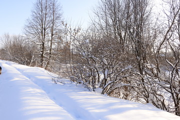 Тропинка в снегу зимним солнечным днем