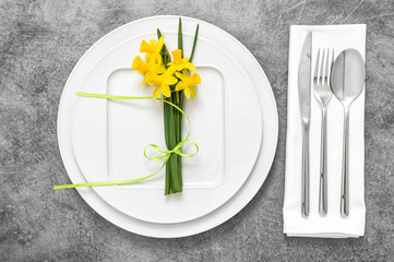 Table place setting cutlery spring flowers decoration
