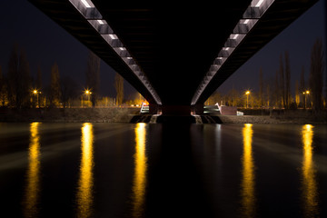 Unter der Brücke bei Nacht