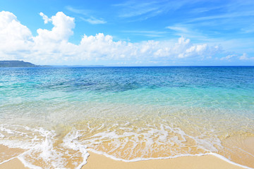 沖縄の美しいビーチとさわやかな空