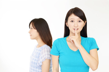 秘密のジェスチャーをする女性