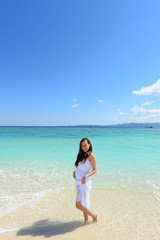 Fototapeta na wymiar 美しい沖縄の海で寛ぐ女性