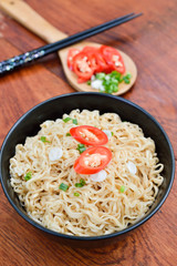 Instant noodles to eat sliced onions and peppers