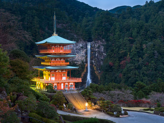 Naklejka premium Pagoda Seigantoji w Kumano w Wakayama w Japonii z wodospadami Nachi Taisha w Hintergrund
