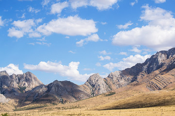 горы на фоне синего неба