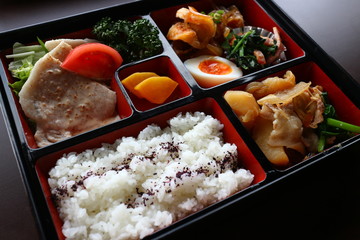 和風弁当（肉じゃが、鯖の甘酢餡かけ、豚しゃぶ）