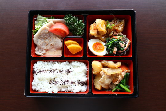和風弁当（肉じゃが、鯖の甘酢餡かけ、豚しゃぶ）