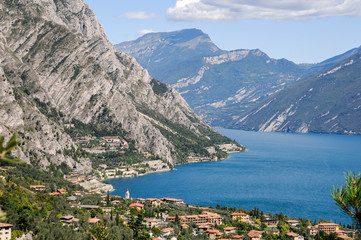 Fototapeta na wymiar Limone Sul Garda, im Hintergrund der Monte Stivo mit 2059 m NN