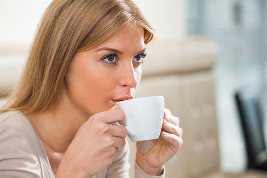 Young woman drinking coffee in a cafe