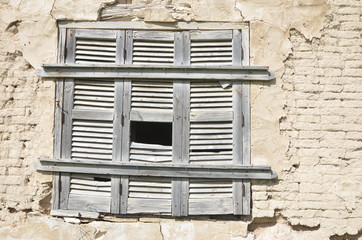 Fototapeta na wymiar Old barred deteriorate window