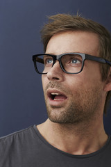 Obraz premium Surprised guy looking away in studio