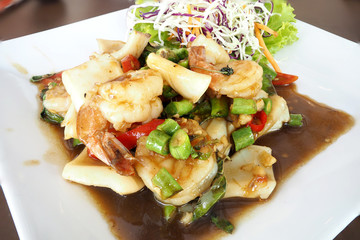 Fried shrimp with basil