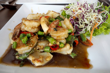 Fried shrimp with basil