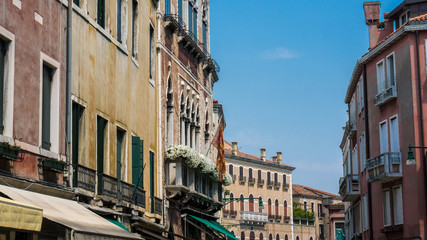 Fototapeta na wymiar belles façades de Venise