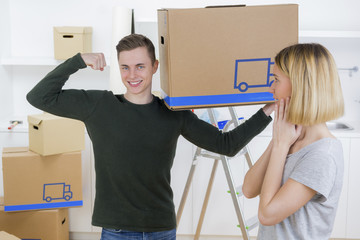 starke männliche hilfe beim umzug