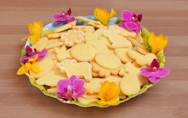 Detail of bowl with homemade easterHomemade easter cookies with colorful blossoms.