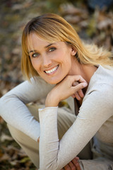 Fototapeta premium portrait de femme en automne