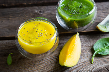 Smoothies of kiwi and mango with chia