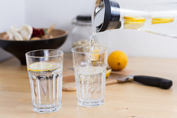 Frisches Zitronenwasser