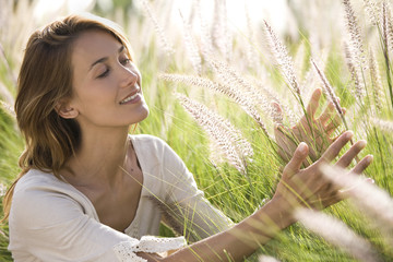 portrait de femme souriante dans les herbes © plprod