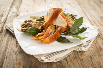 Costine di maiale arrosto con contorno di verdure cotte 