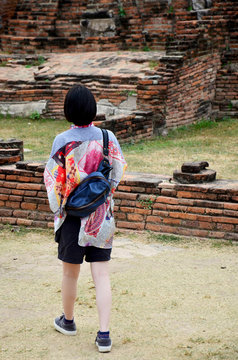 People travel and walking around ancient building at Wat Mahatha