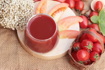 Tomato juice with fresh tomatoes.