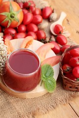 Tomato juice with fresh tomatoes.