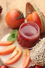 Tomato juice with fresh tomatoes.